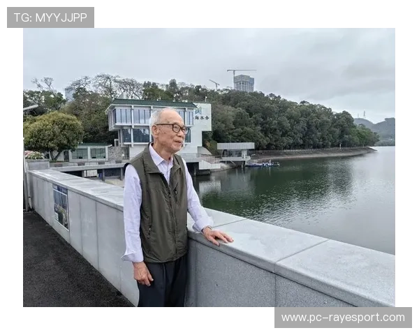 泳池边父亲带子观赛:“体育精神最好的传承是亲身见证” 泳池边父亲带子观赛:“体育精神最好的传承是亲身见证”